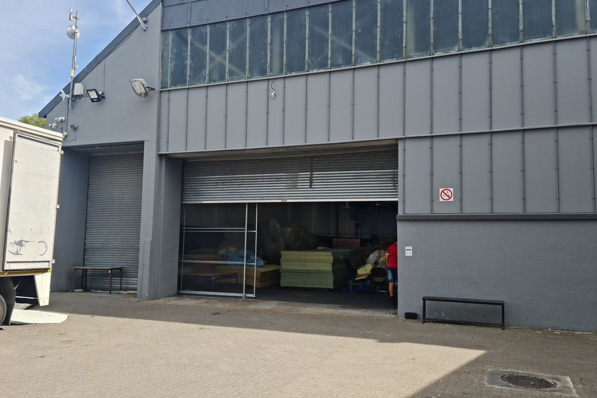 999m2 Warehouse To Let in a secure Business park in Blackheath. - Photo 3