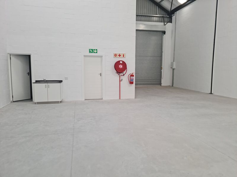 Brand New  210m2 Industrial Warehouse To Let in Firgrove , Somerset West. - Photo 4