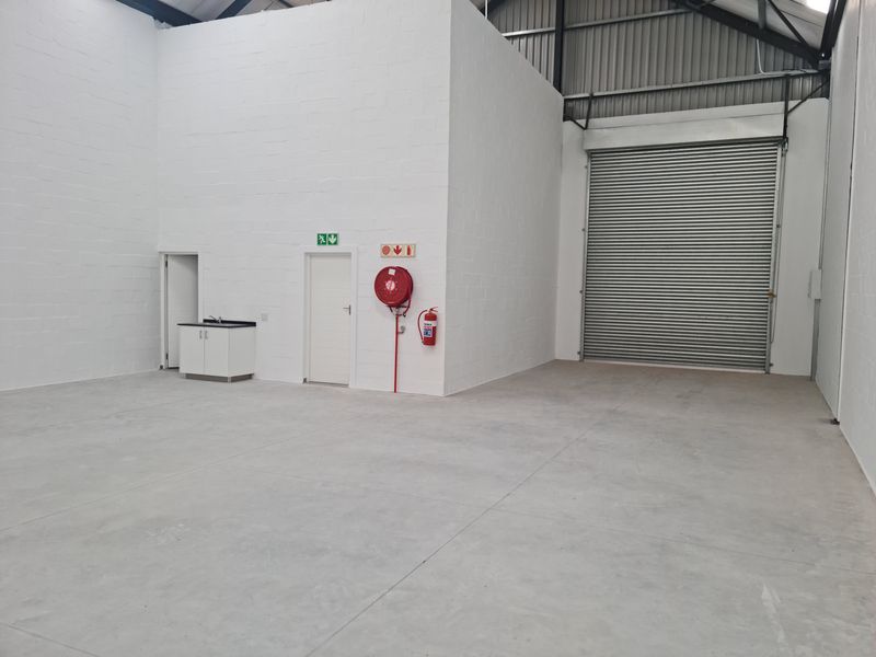 Brand New  210m2 Industrial Warehouse To Let in Firgrove , Somerset West. - Photo 3