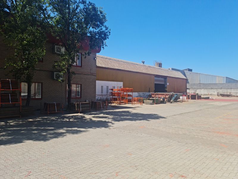 1540m2 Warehouse with 2850m2 paved Yard TO LET  in Blackheath Industrial. - Photo 9