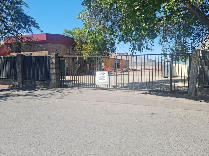 1540m2 Warehouse with 2850m2 paved Yard TO LET  in Blackheath Industrial. - Photo 4