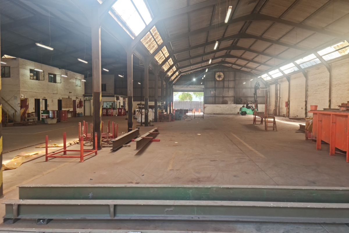 1540m2 Warehouse with 2850m2 paved Yard TO LET  in Blackheath Industrial. - Photo 3