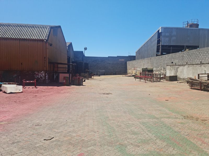1540m2 Warehouse with 2850m2 paved Yard TO LET  in Blackheath Industrial. - Photo 2