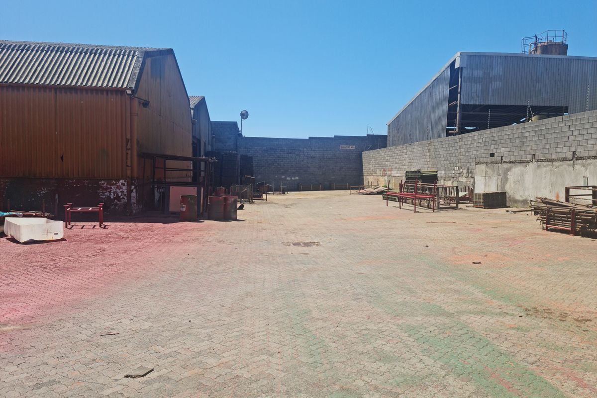1540m2 Warehouse with 2850m2 paved Yard TO LET  in Blackheath Industrial. - Photo 2