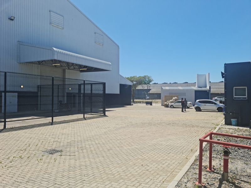 1808m2 Industrial Warehouse To Let in Blackheath. - Photo 8