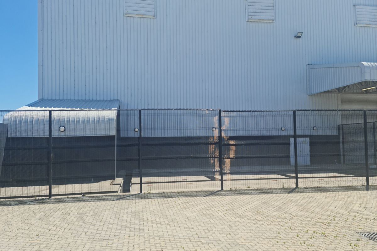 1808m2 Industrial Warehouse To Let in Blackheath. - Photo 4