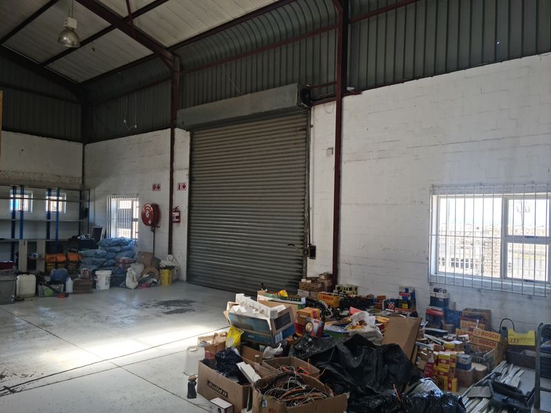 197m2 Industrial Warehouse To Let in the Strand. - Photo 7