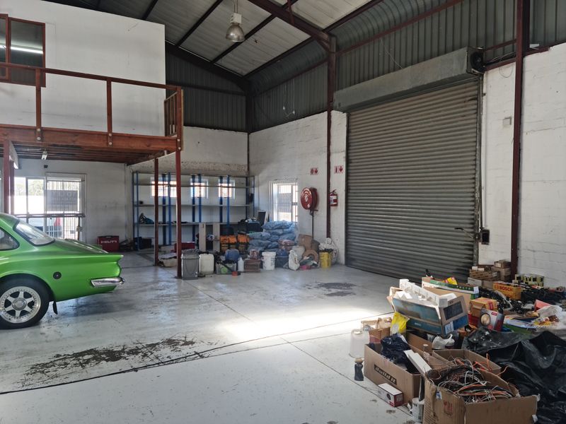 197m2 Industrial Warehouse To Let in the Strand. - Photo 6