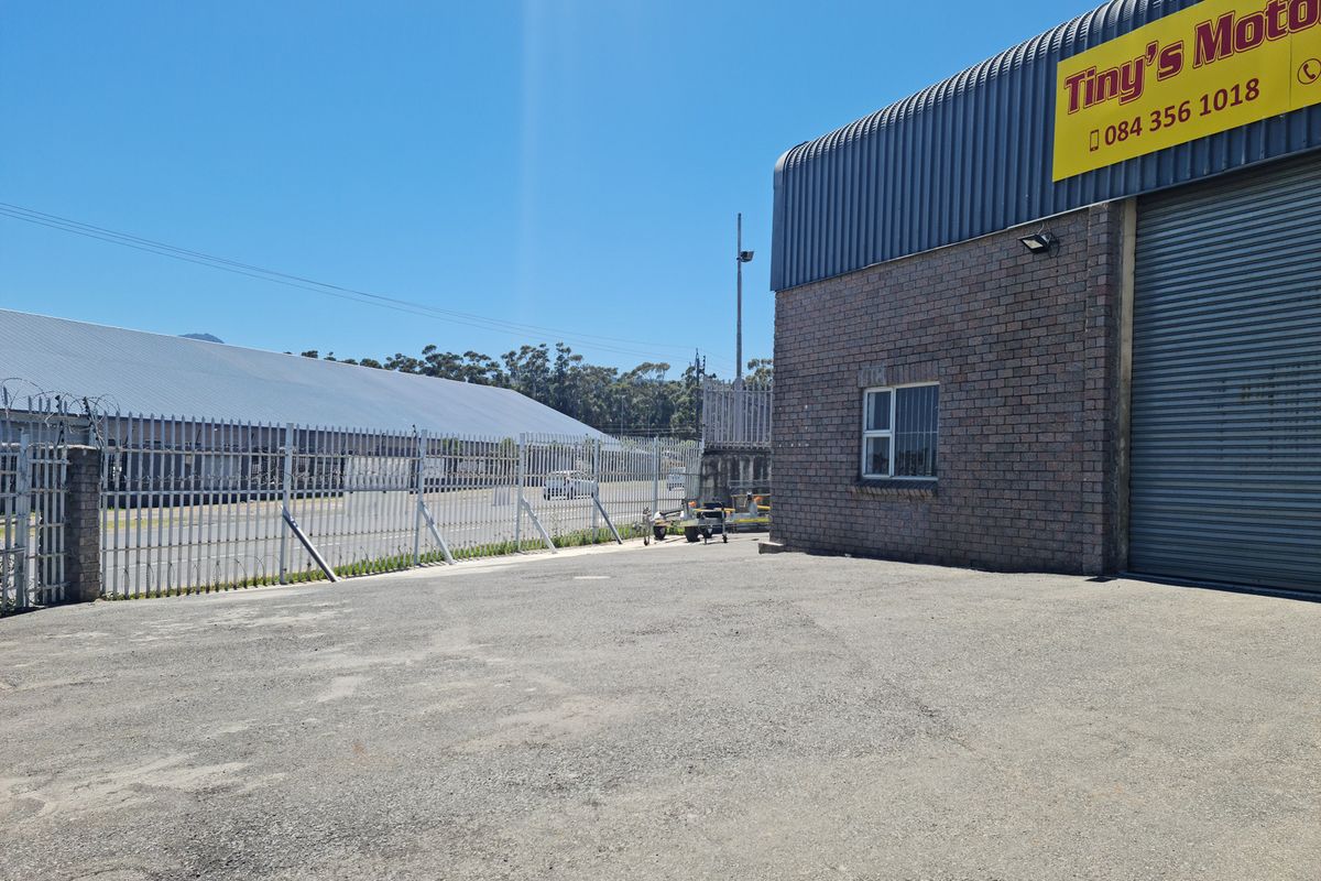 197m2 Industrial Warehouse To Let in the Strand. - Photo 2