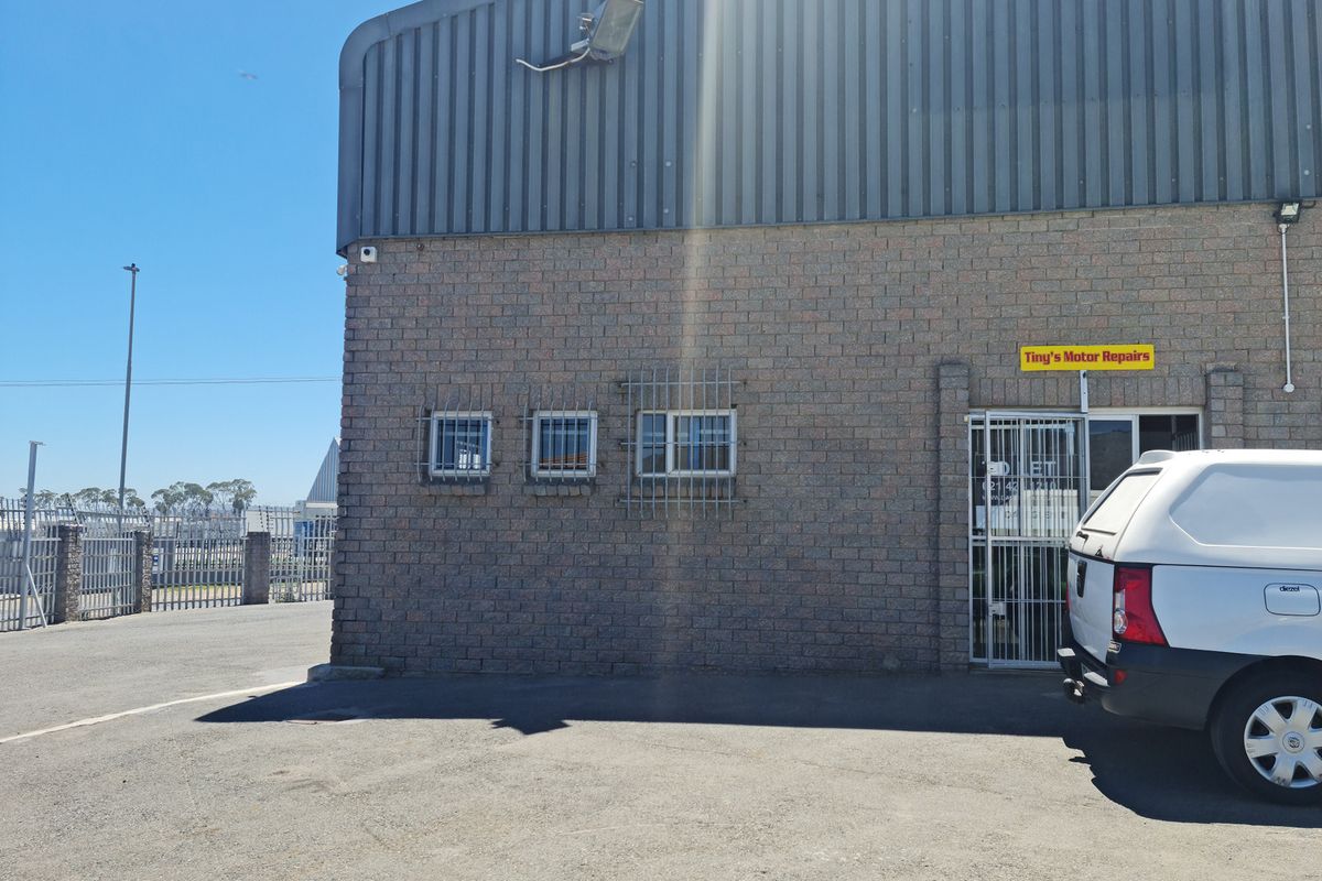 197m2 Industrial Warehouse To Let in the Strand. - Photo 4