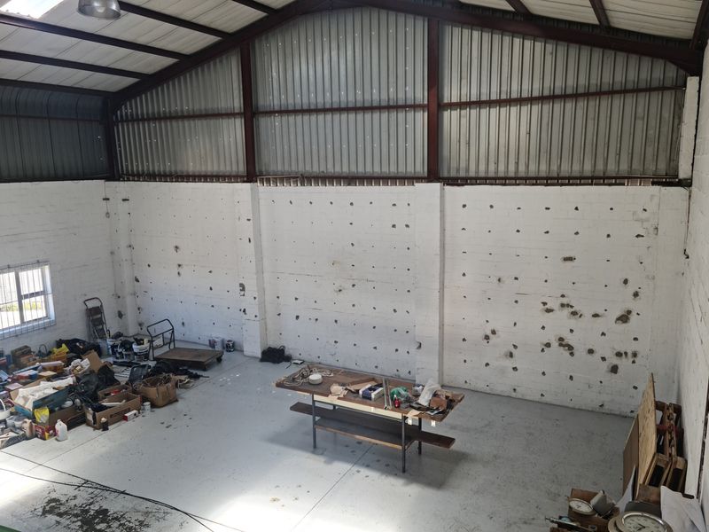 197m2 Industrial Warehouse To Let in the Strand. - Photo 5