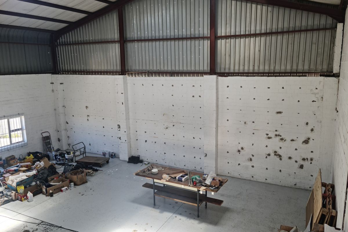 197m2 Industrial Warehouse To Let in the Strand. - Photo 5