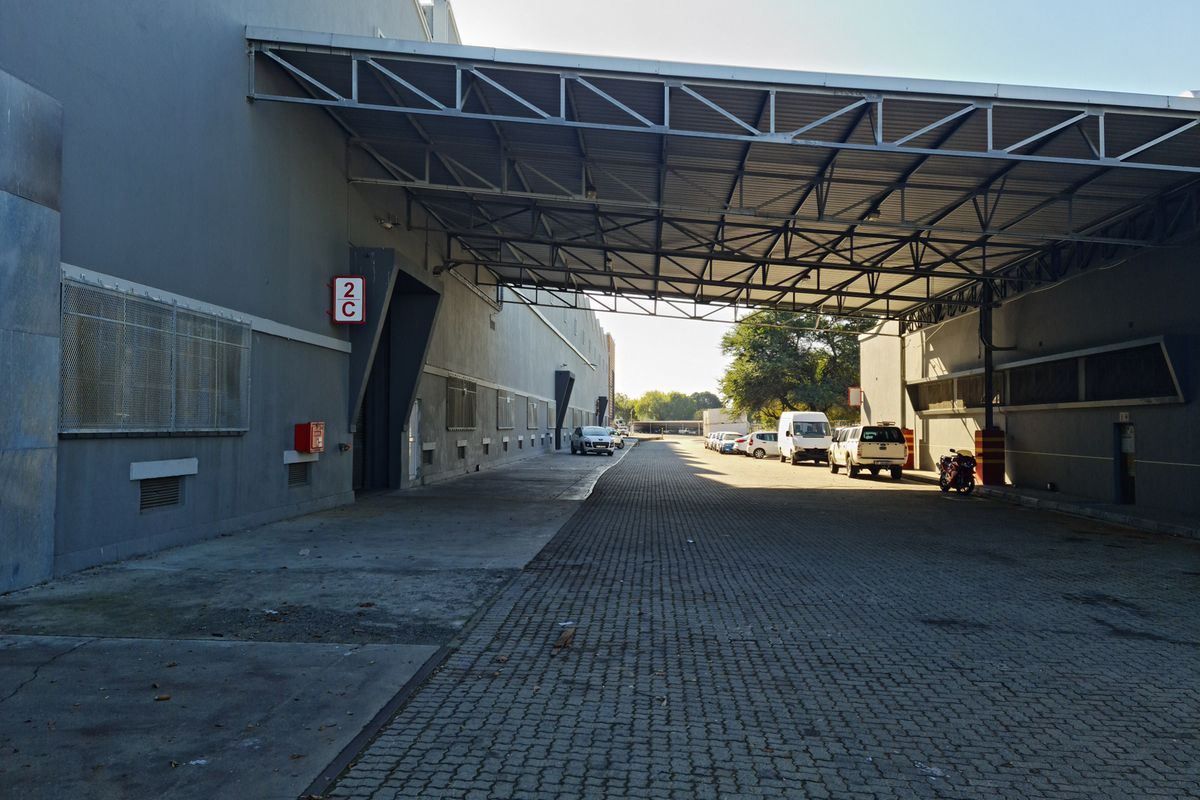 Large Warehouse to let in Blackheath Industria - 7208m2 - Photo 2