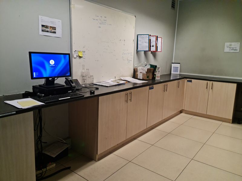 Modern 11100m2 Industrial Property  TO LET in Somerset West - Photo 10