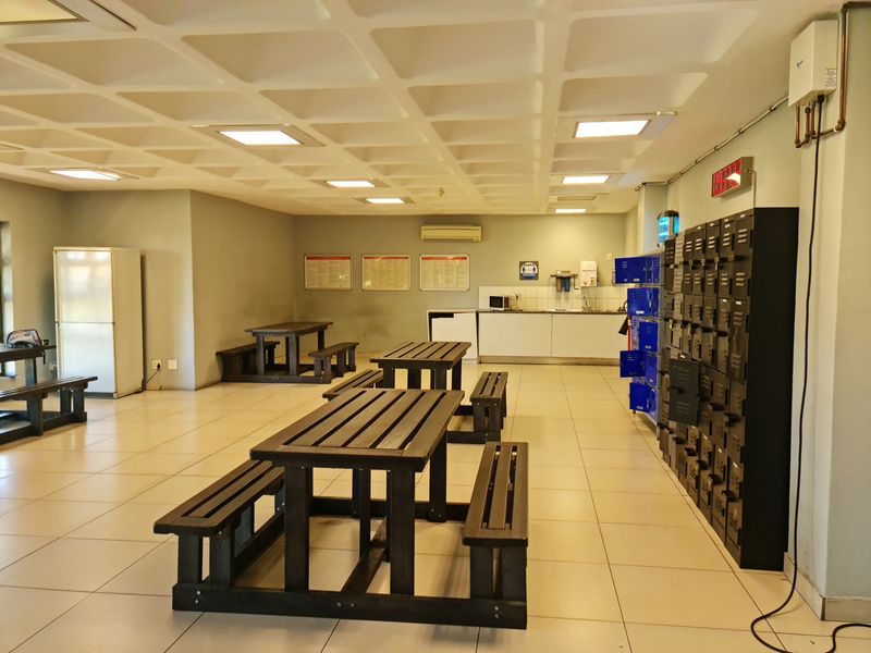 Modern 11100m2 Industrial Property  TO LET in Somerset West - Photo 4