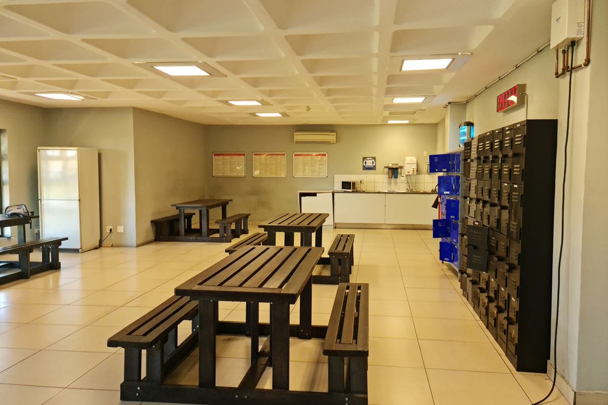 Modern 11100m2 Industrial Property  TO LET in Somerset West - Photo 4