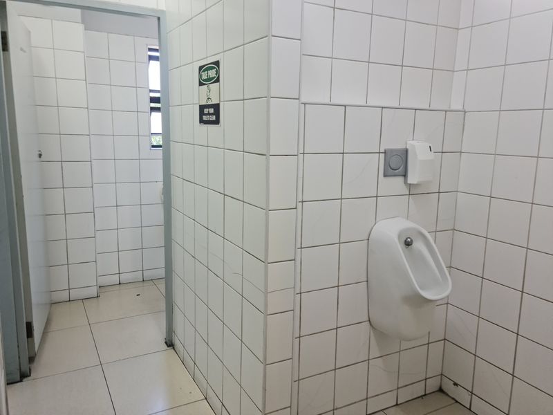 Modern 11100m2 Industrial Property  TO LET in Somerset West - Photo 5