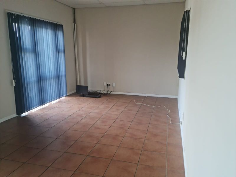 595m2 Warehouse with small enclosed Yard Area TO LET in Saxenburg Park , Blackheath. - Photo 6