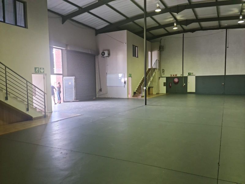 595m2 Warehouse with small enclosed Yard Area TO LET in Saxenburg Park , Blackheath. - Photo 4