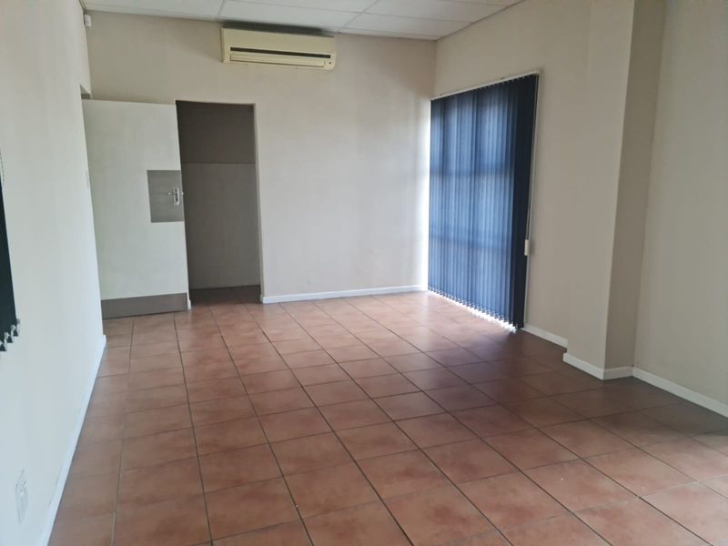 595m2 Warehouse with small enclosed Yard Area TO LET in Saxenburg Park , Blackheath. - Photo 9