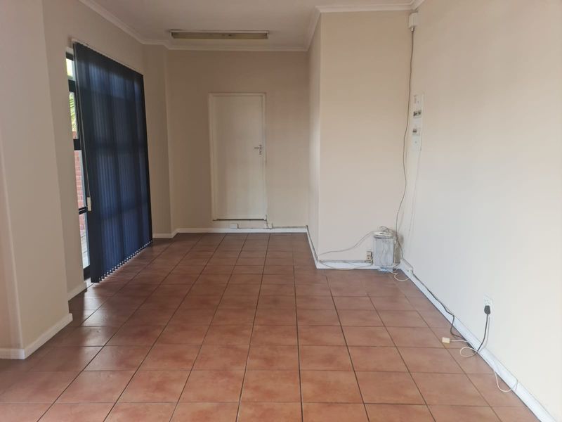 595m2 Warehouse with small enclosed Yard Area TO LET in Saxenburg Park , Blackheath. - Photo 5