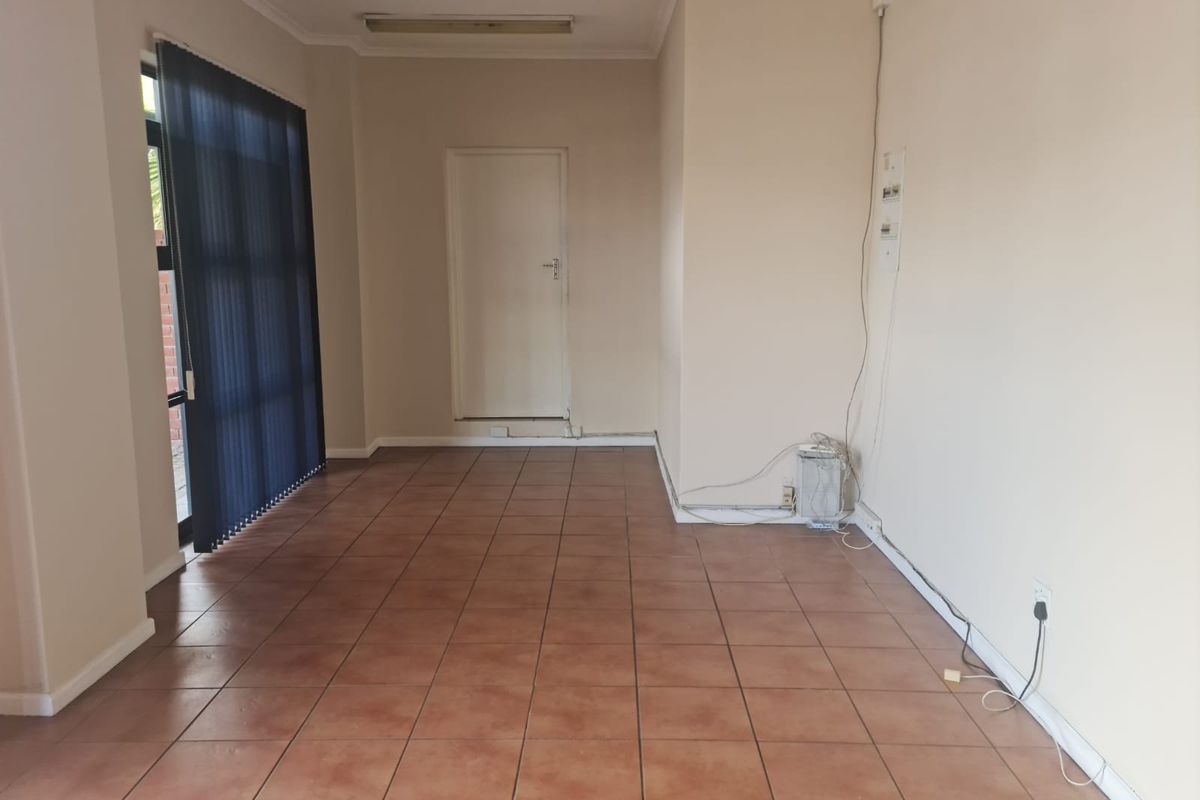 595m2 Warehouse with small enclosed Yard Area TO LET in Saxenburg Park , Blackheath. - Photo 5