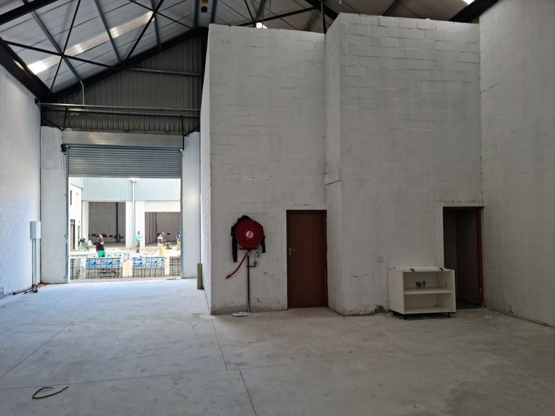 Brand New 636m2 Industrial Warehouse To Let in Firgrove , Somerset West. - Photo 4