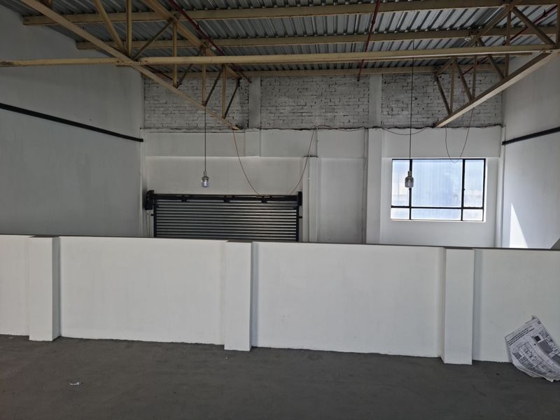 210m2 Industrial Warehouse Unit To Let in Blackheath. - Photo 4