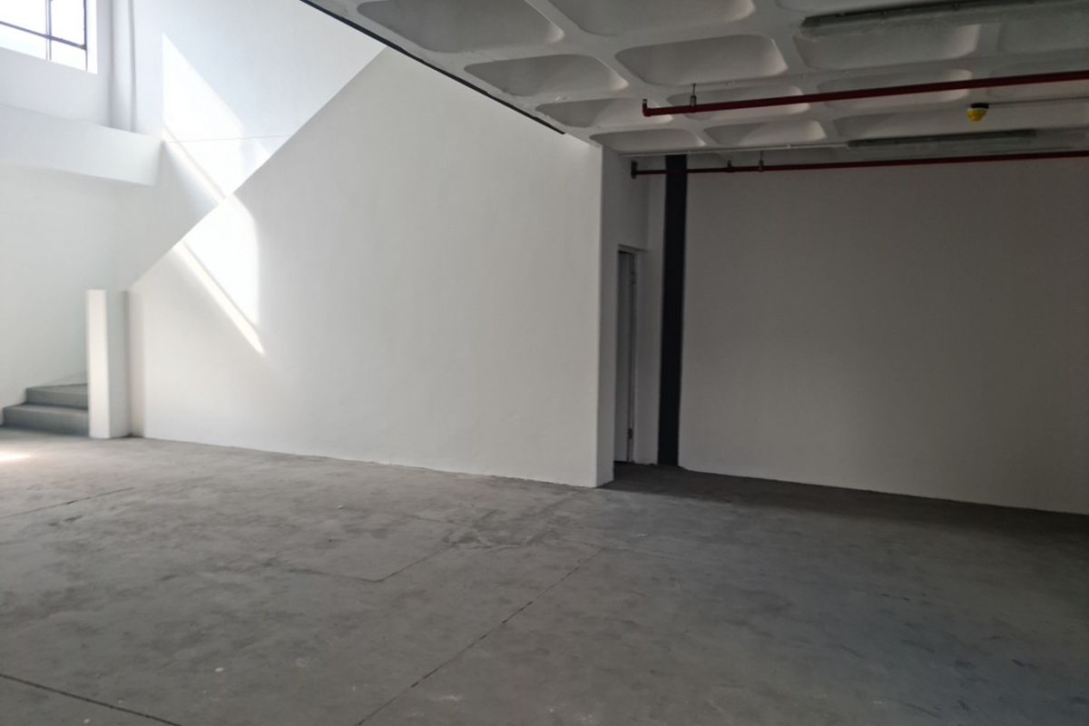 210m2 Industrial Warehouse Unit To Let in Blackheath. - Photo 3