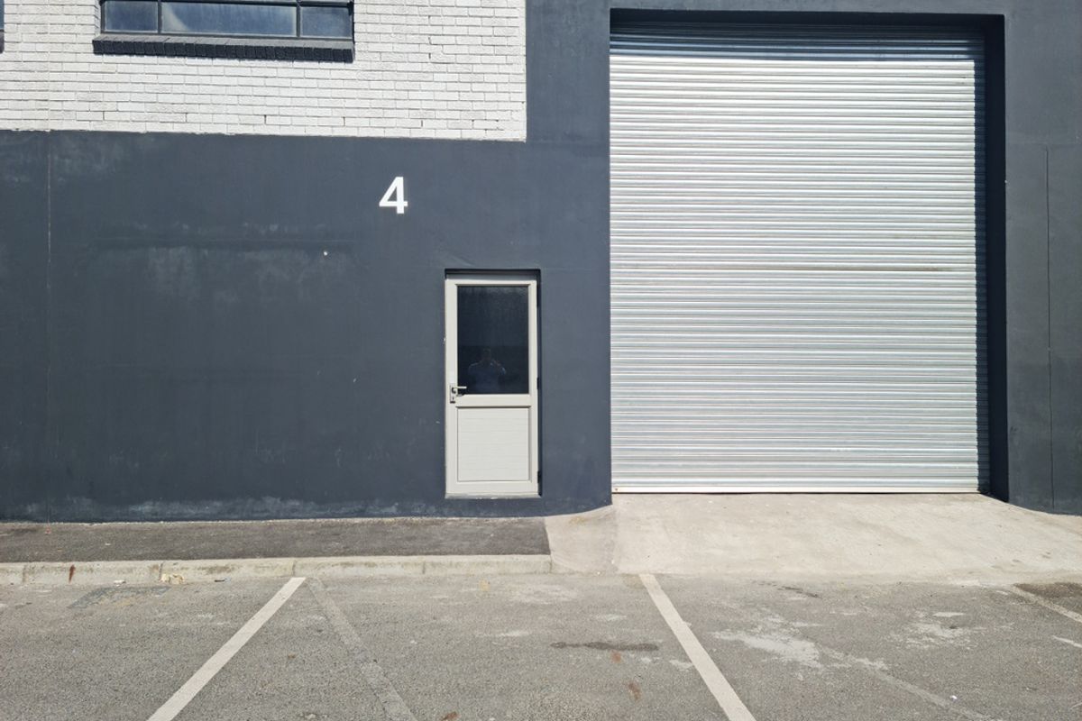 210m2 Industrial Warehouse Unit To Let in Blackheath. - Photo 5