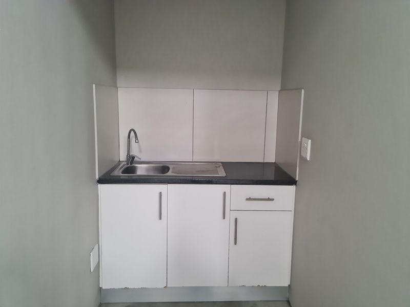 Modern 470m2 Industrial Warehouse To Let in Firgrove , Somerset West. - Photo 9