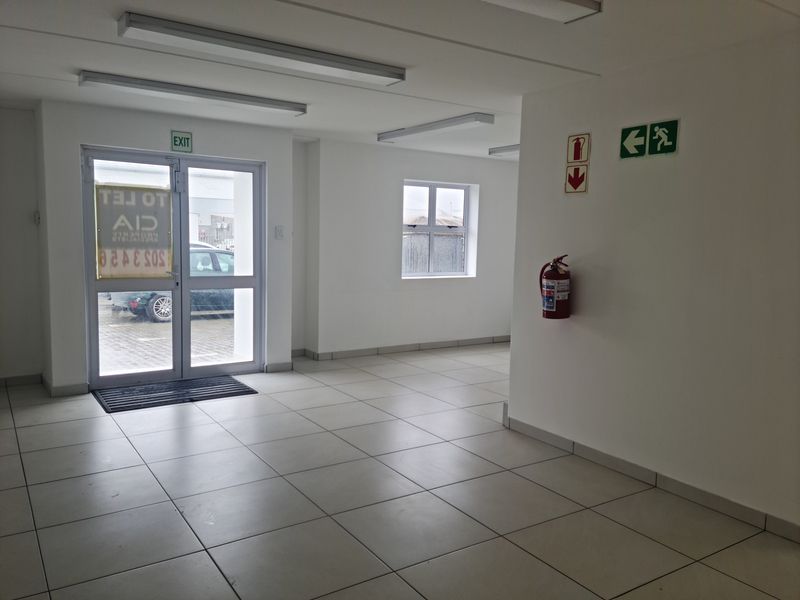 Modern 470m2 Industrial Warehouse To Let in Firgrove , Somerset West. - Photo 8