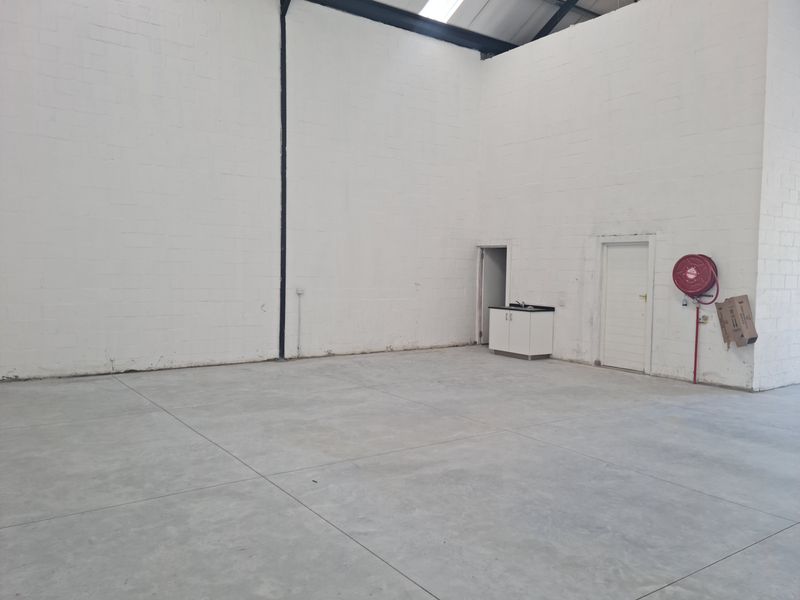 Modern 198m2 Industrial Warehouse To Let in Firgrove , Somerset West. - Photo 8