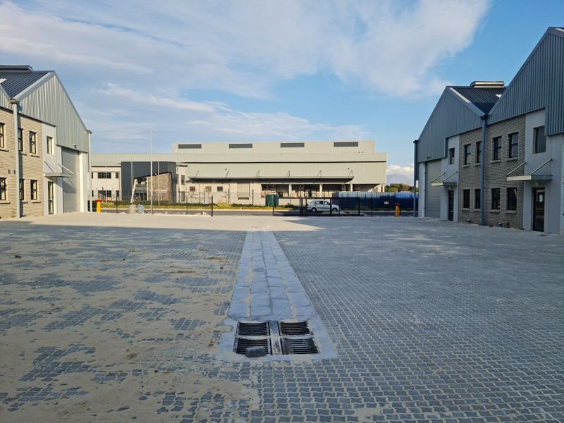 Modern 198m2 Industrial Warehouse To Let in Firgrove , Somerset West. - Photo 3