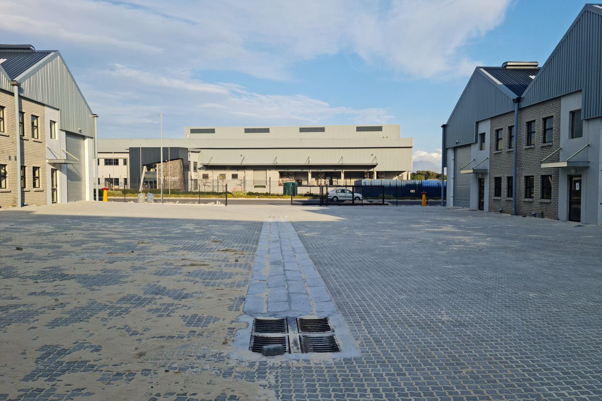 Modern 198m2 Industrial Warehouse To Let in Firgrove , Somerset West. - Photo 3