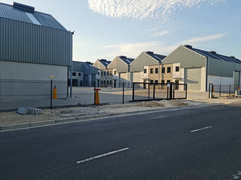 Modern 198m2 Industrial Warehouse To Let in Firgrove , Somerset West. - Photo 2