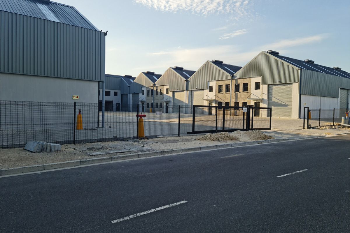 Modern 198m2 Industrial Warehouse To Let in Firgrove , Somerset West. - Photo 2