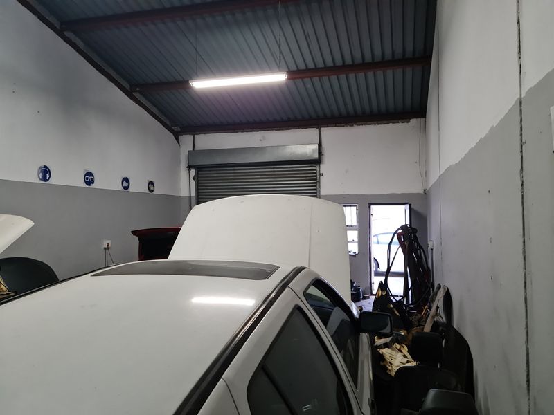 120m2 Storage / Industrial Unit  TO LET in Saxenburg Park, Blackheath. - Photo 4