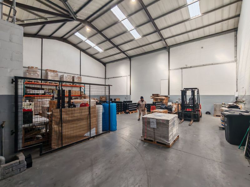 385m2 Warehouse TO LET | FOR RENT in Saxenburg Park 1. - Photo 3