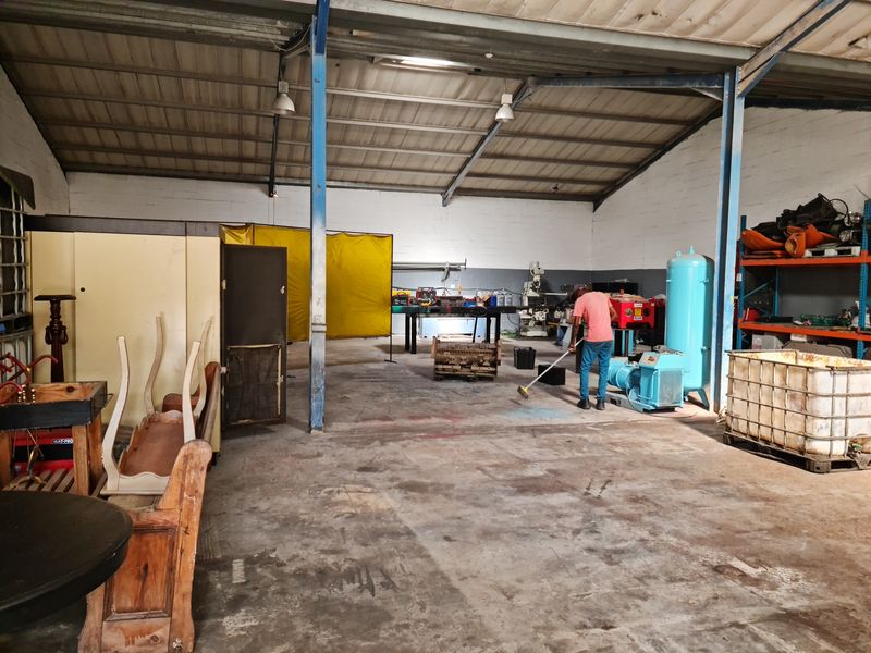 410m2 Industrial Warehouse TO LET in the Strand. - Photo 2