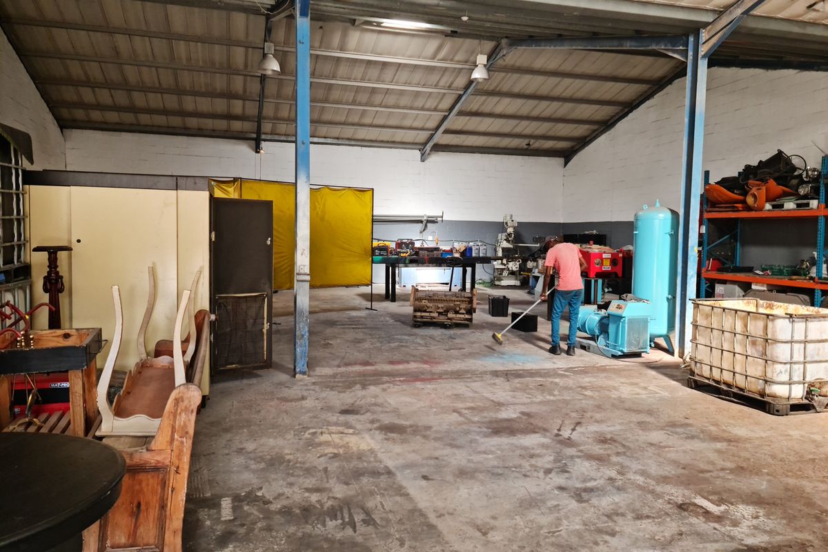 410m2 Industrial Warehouse TO LET in the Strand. - Photo 2