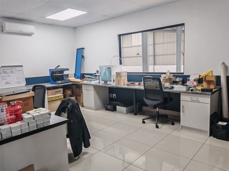 520m2 Warehouse with Yard Space To Let in Firgrove , Somerset West. - Photo 10