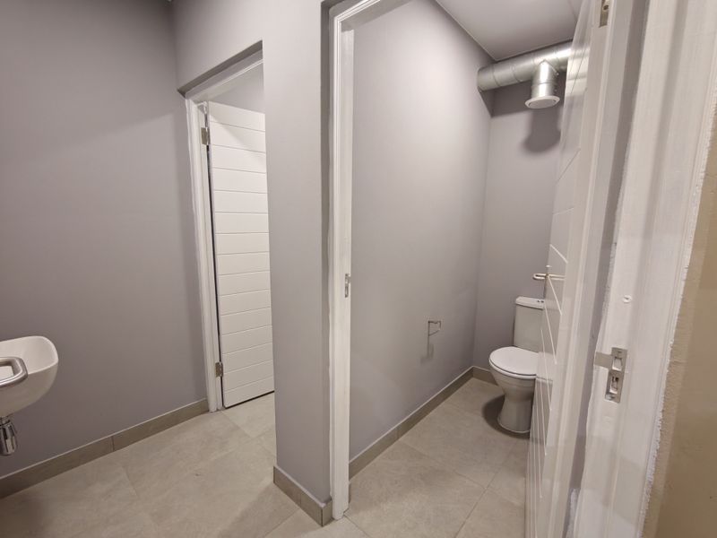 865m2 Industrial Warehouse To Let in Firgrove Industrial Estate , Somerset West. - Photo 10