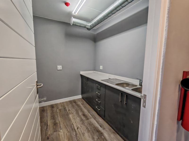 865m2 Industrial Warehouse To Let in Firgrove Industrial Estate , Somerset West. - Photo 9