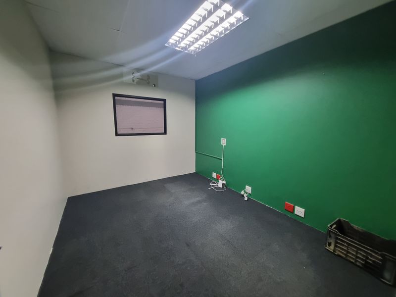 400m2 Industrial Office/Storage Space To Let in Stikland @ R28 000.00 excluding VAT - Photo 9