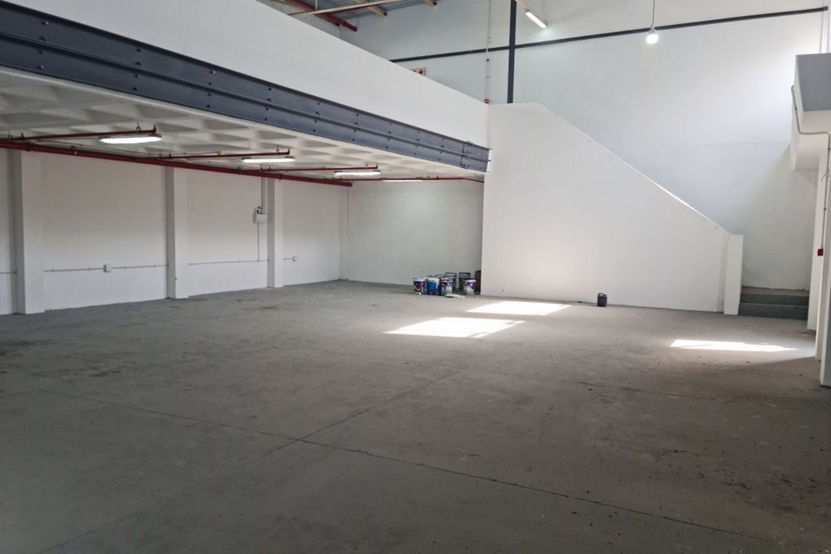 235m2 Industrial Warehouse Unit To Let in Blackheath Industrial - Photo 3