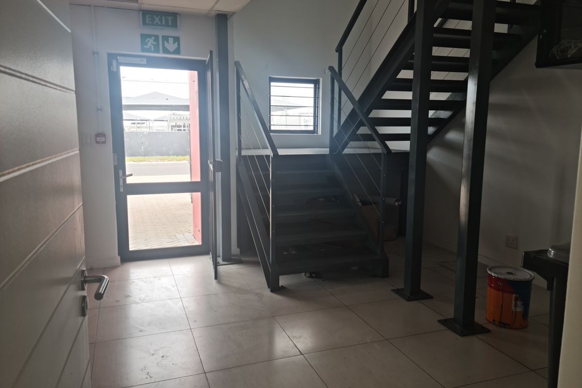 875m2 Warehouse To Let in Firgrove , Somerset West. - Photo 3