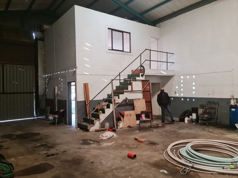 179m2 Warehouse To Let in Gants in the Strand - Photo 2