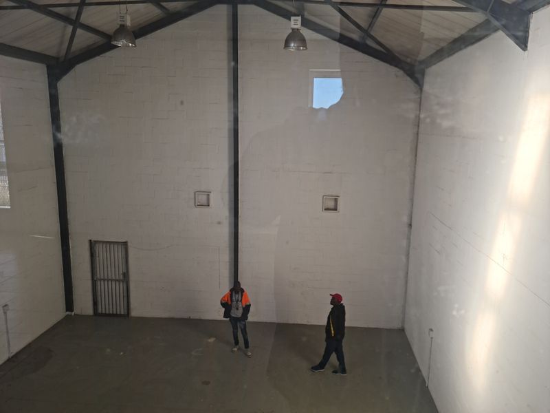200m2  Warehouse To Let in the Strand. - Photo 9
