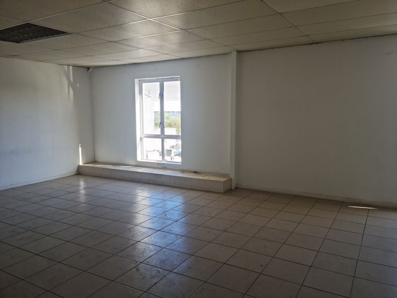 200m2  Warehouse To Let in the Strand. - Photo 4